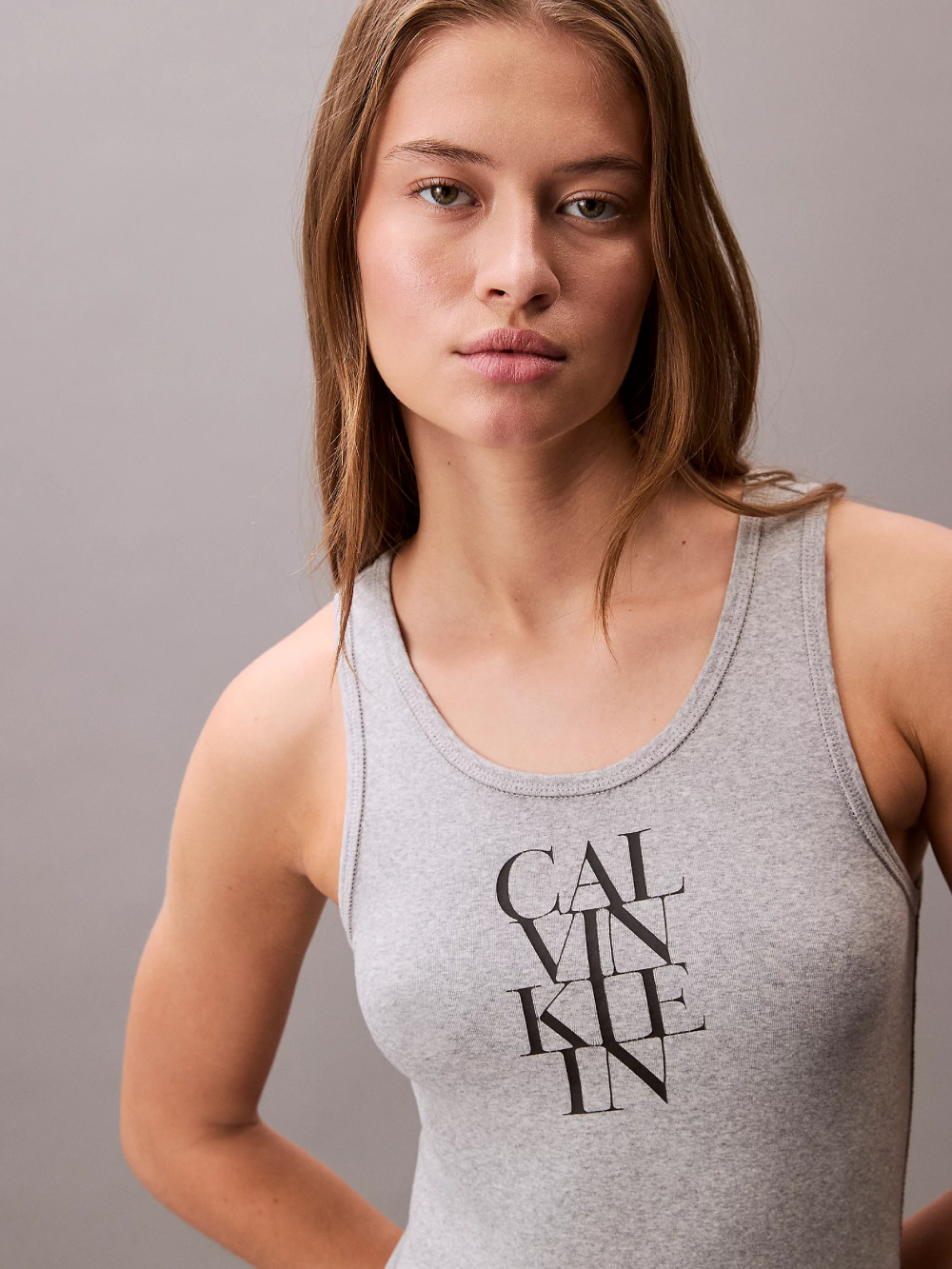 detail Calvin Klein dámske šedé šaty