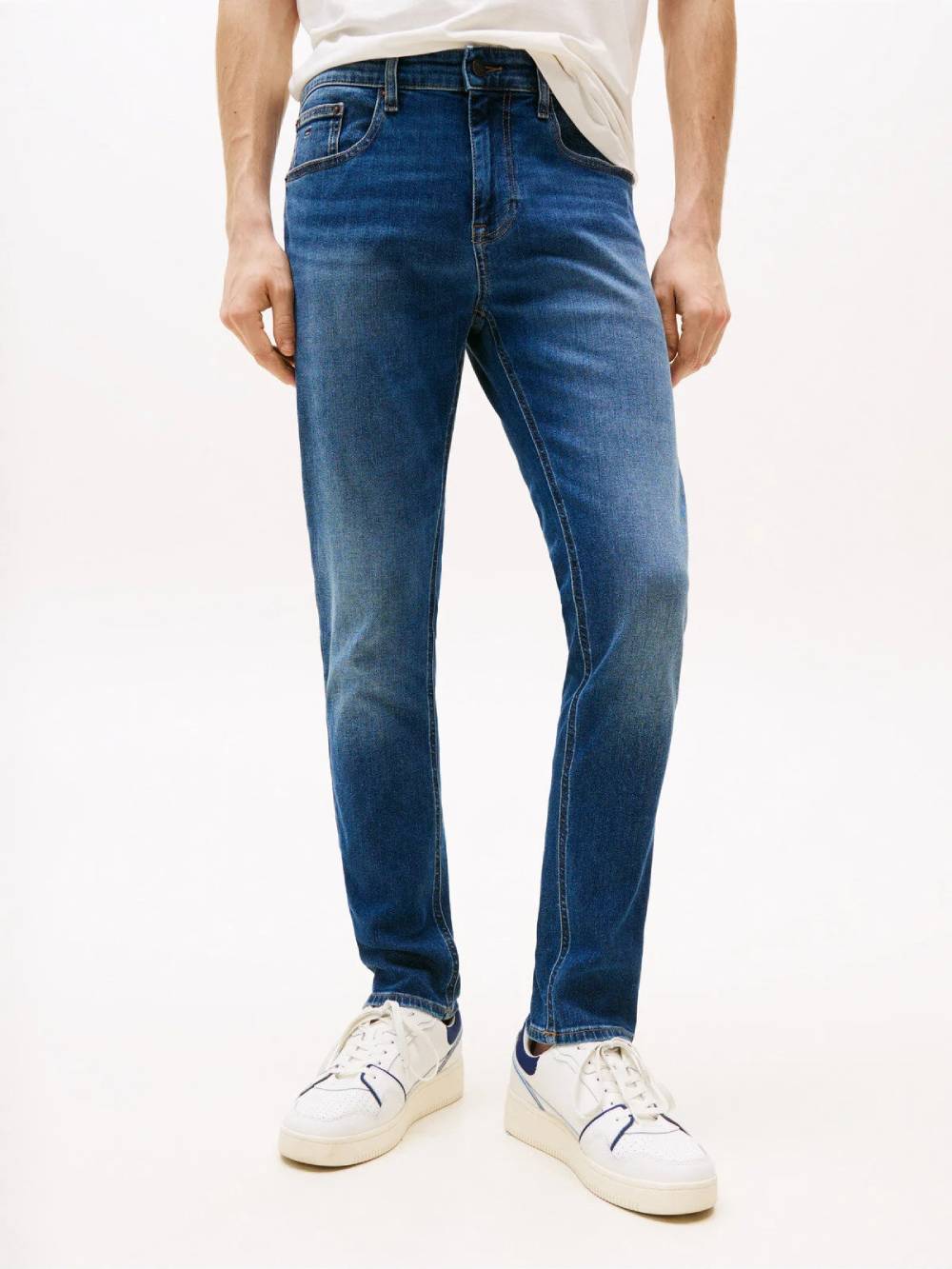 detail Tommy Jeans pánske modré džínsy