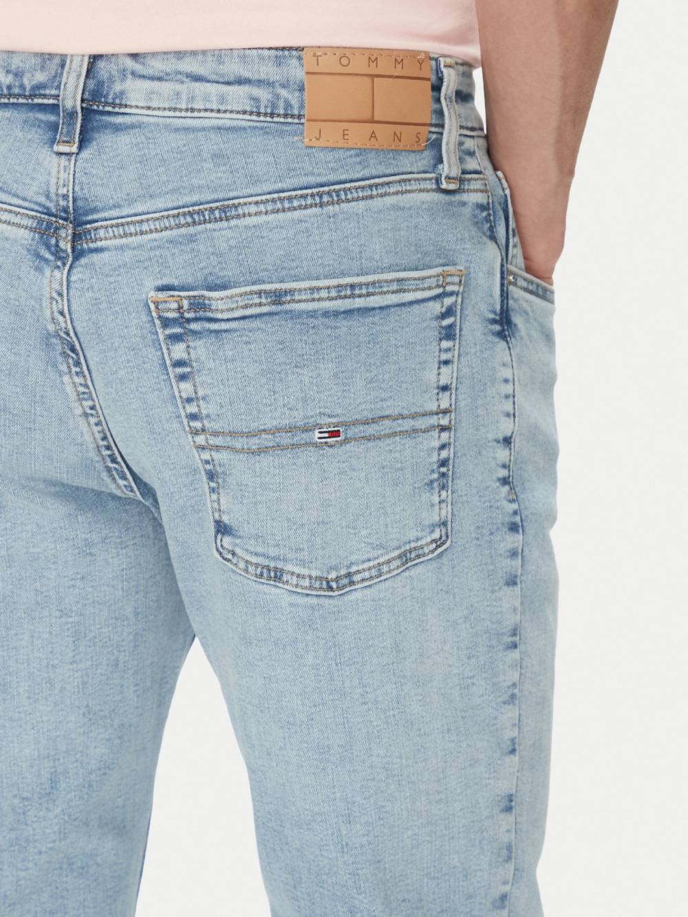 detail Tommy Jeans pánske modré džínsy