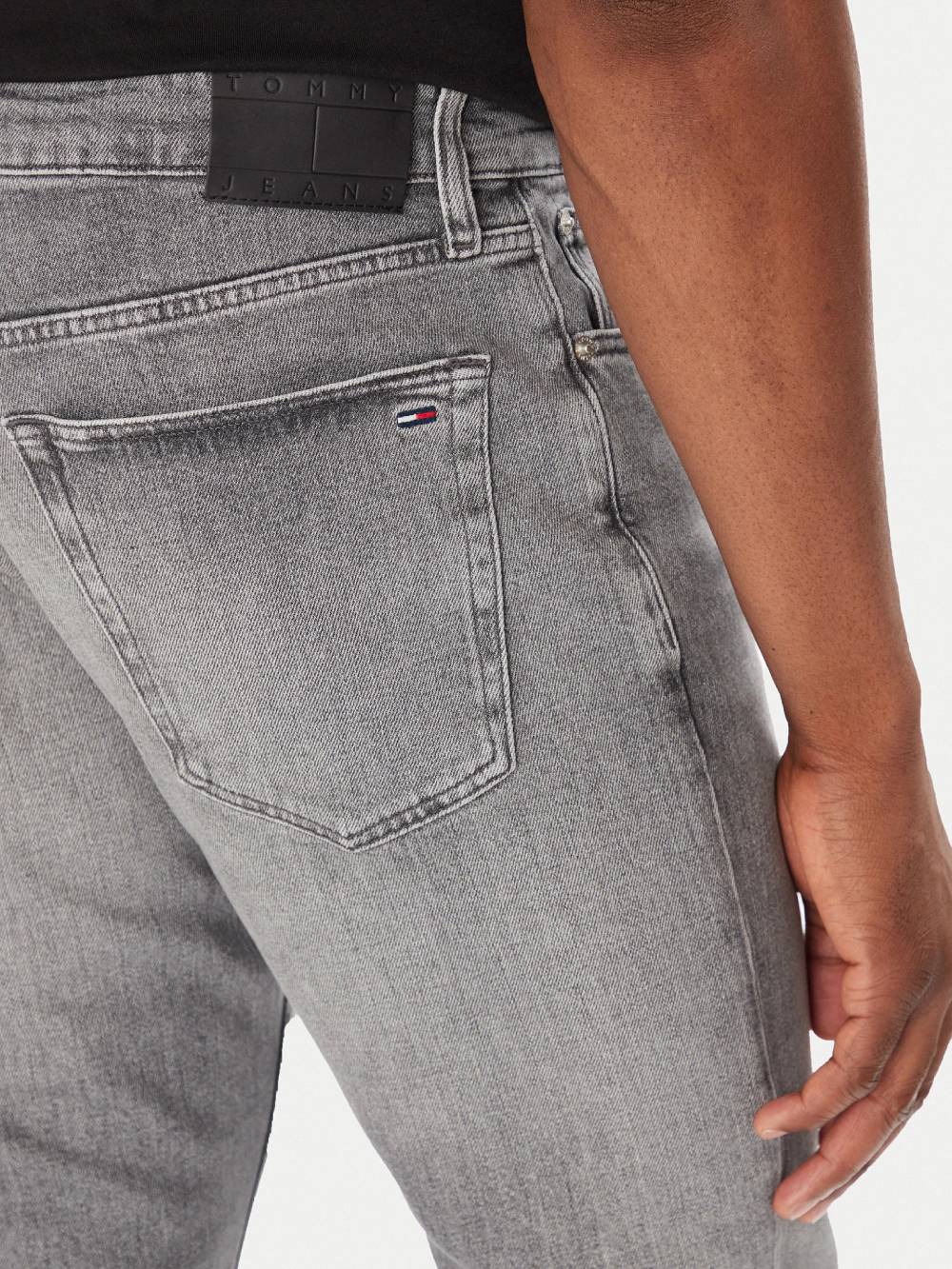 detail Tommy Jeans pánske šedé džínsy