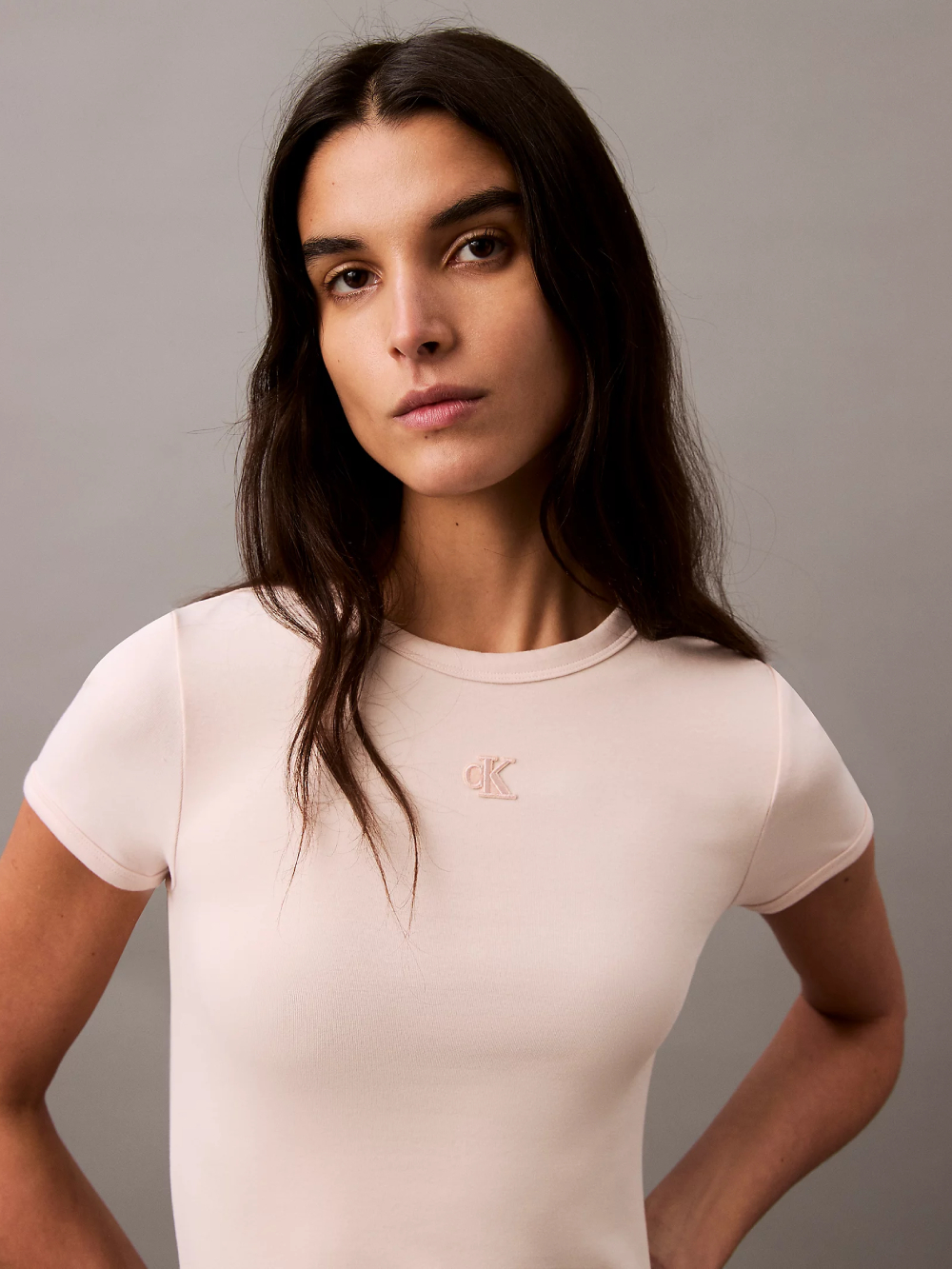 detail Calvin Klein dámske béžové šaty