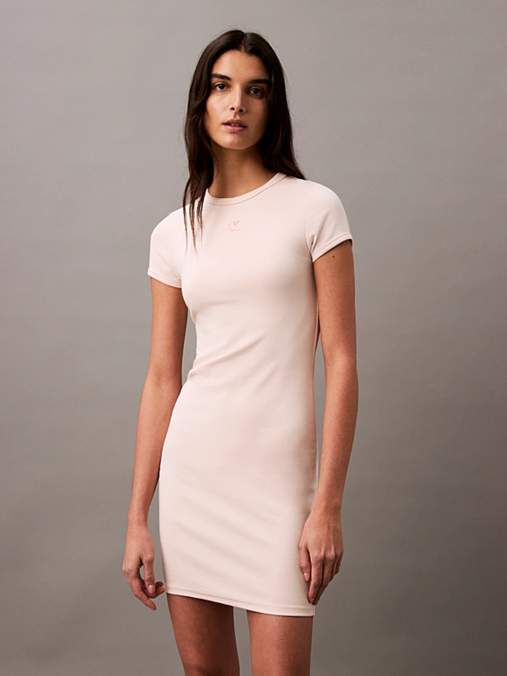 detail Calvin Klein dámske béžové šaty