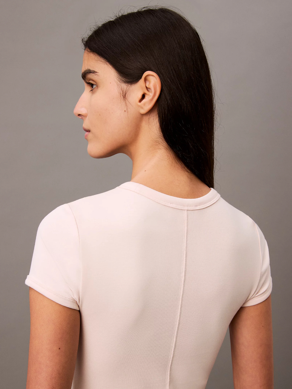 detail Calvin Klein dámske béžové šaty