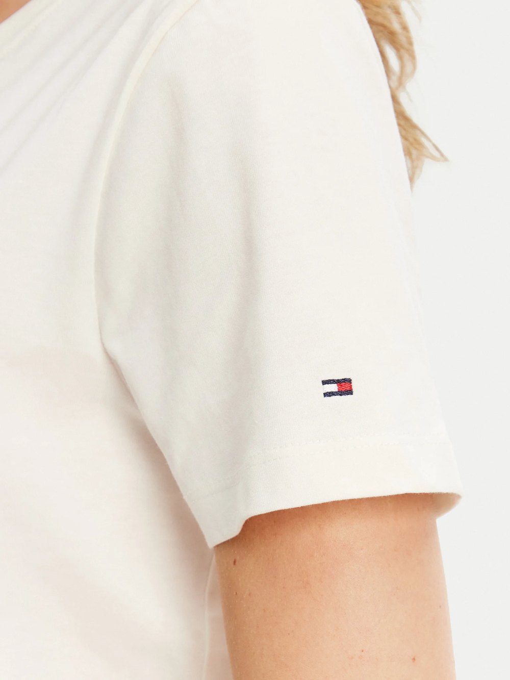 detail Tommy Hilfiger dámske biele tričko