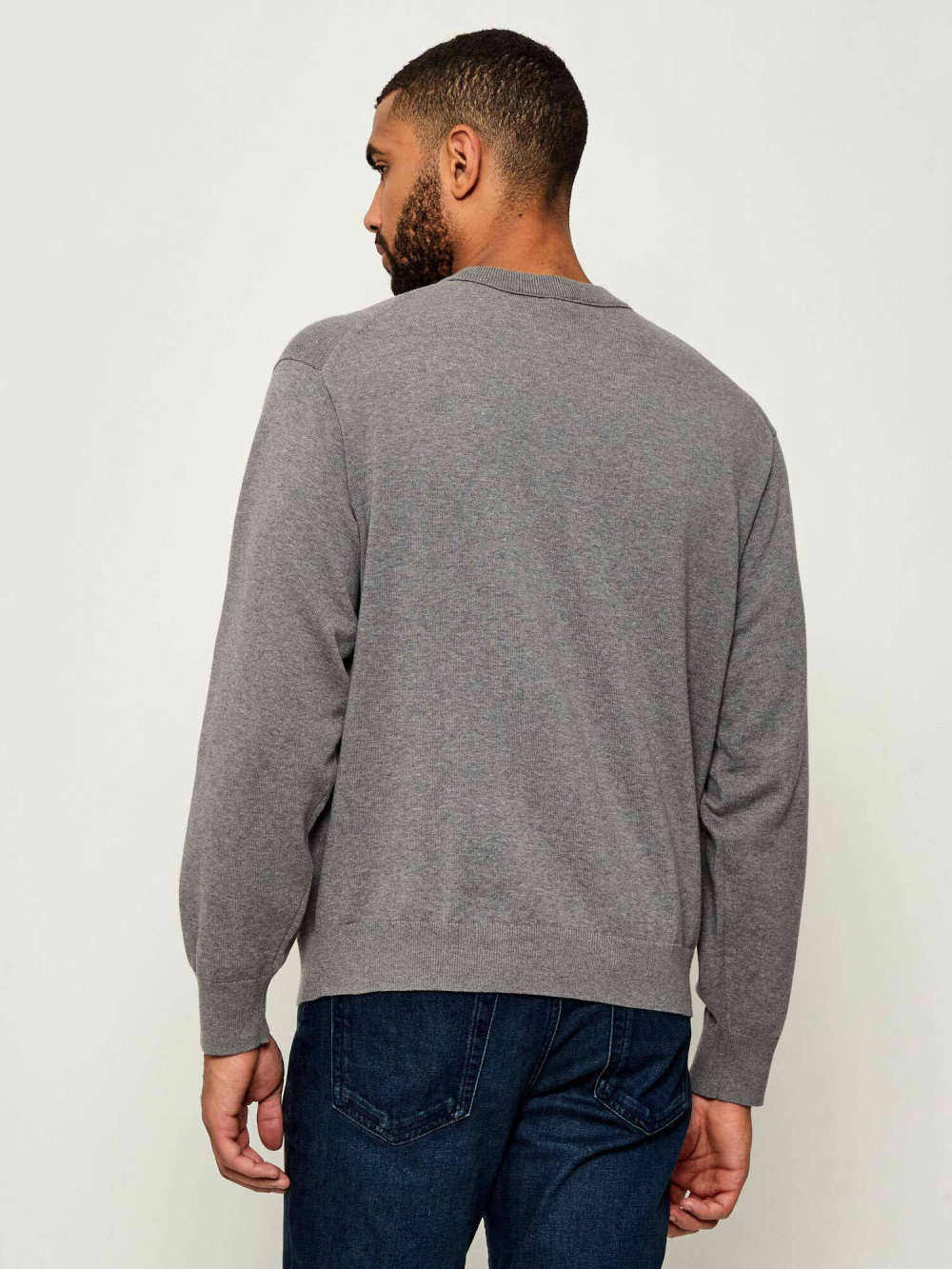 detail Calvin Klein pánsky šedý sveter