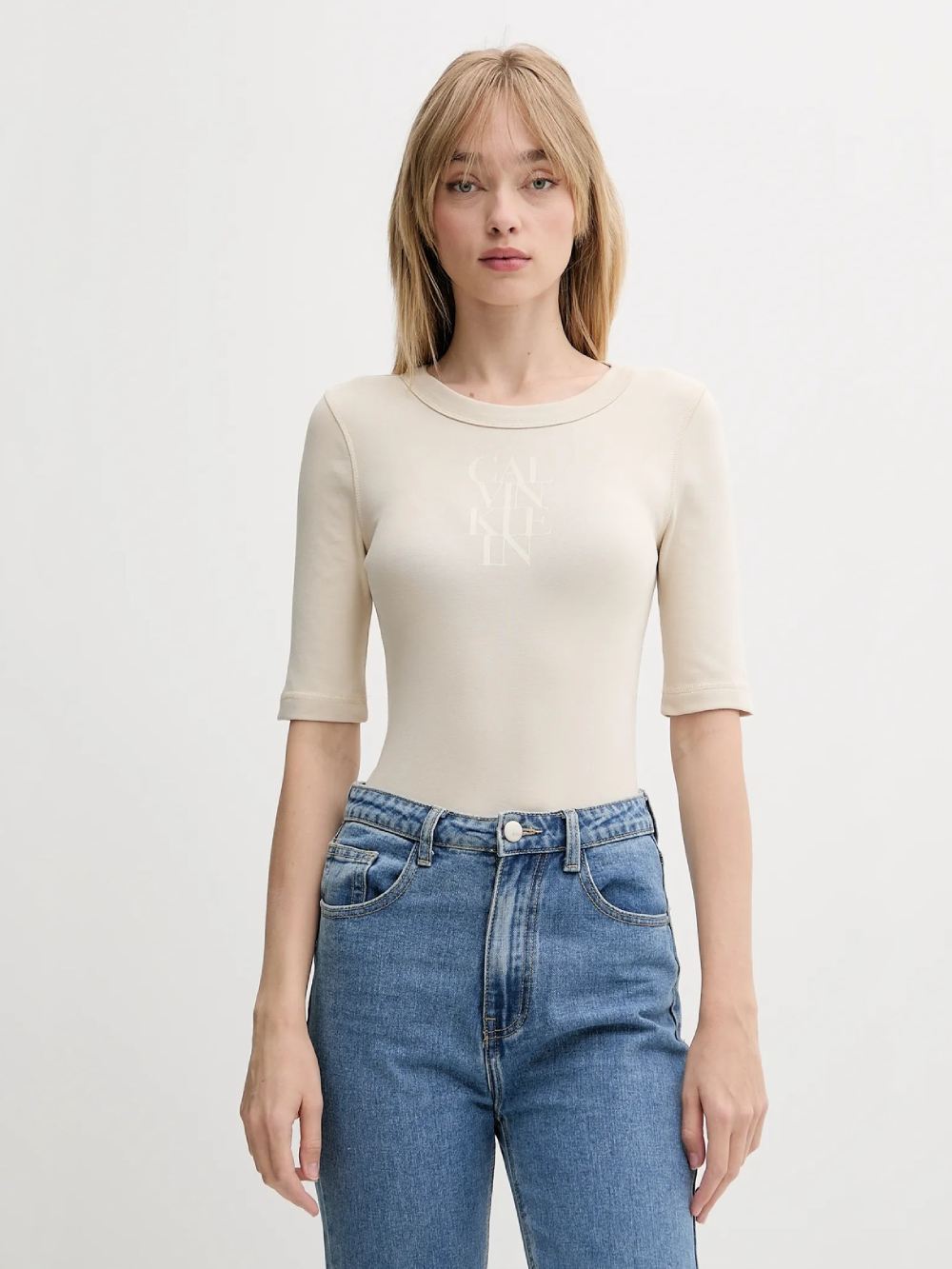 detail Calvin Klein dámske béžové tričko