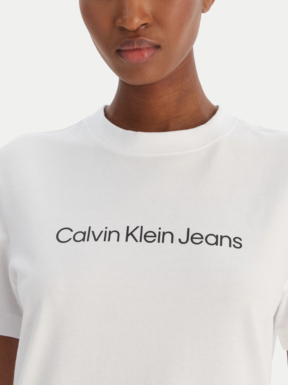 detail Calvin Klein dámske biele tričko