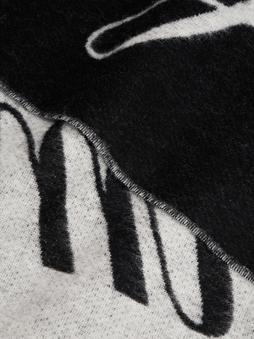 detail TOMMY SCRIPT LOGO SCARF