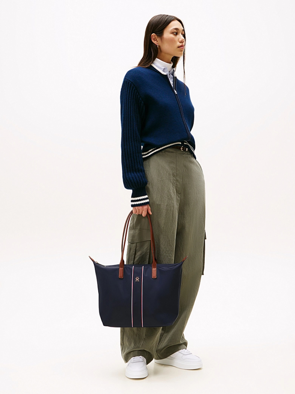 detail Tommy Hilfiger dámska tmavo modrá kabelka