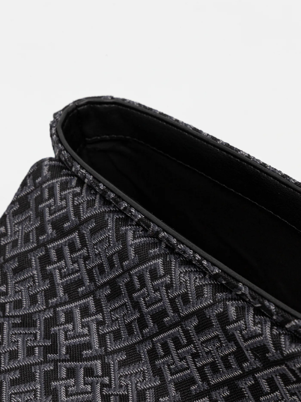 detail Tommy Hilfiger dámska čierna kabelka