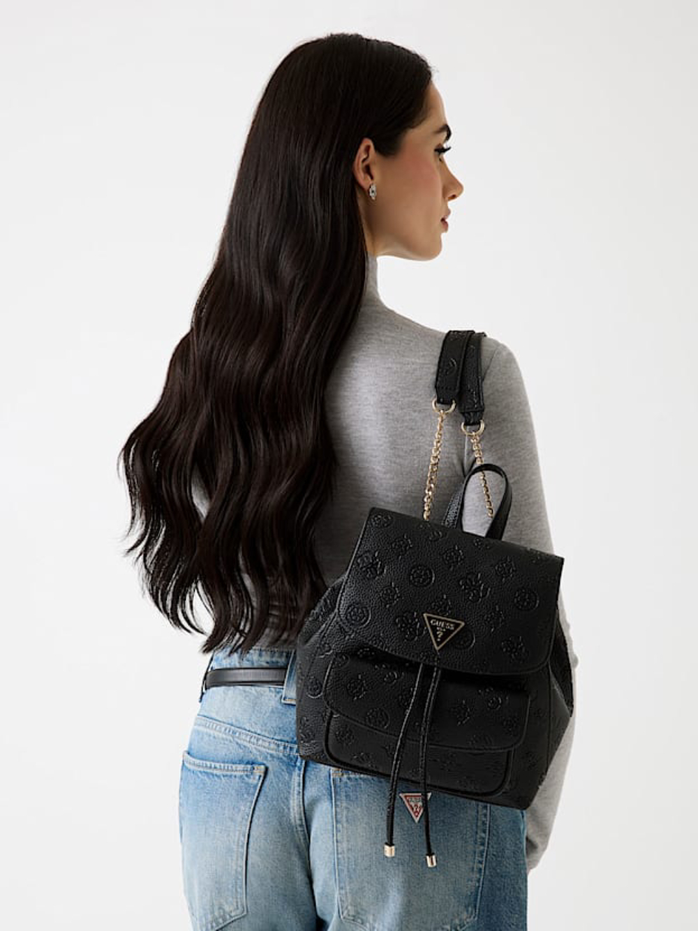 detail Guess dámsky čierny batoh