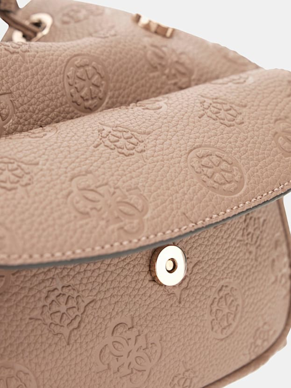 detail Guess dámsky hnedý batoh