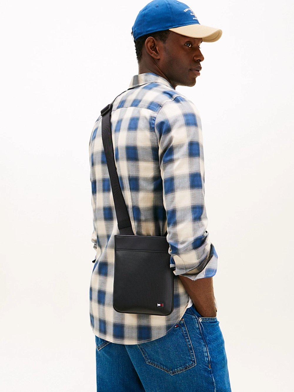 detail Tommy Hilfiger pánska čierna taška