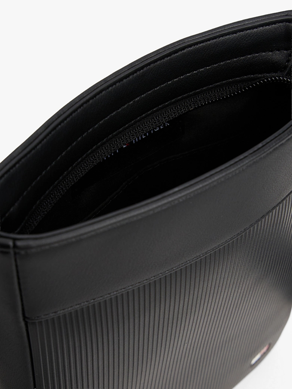 detail Tommy Hilfiger pánska čierna taška