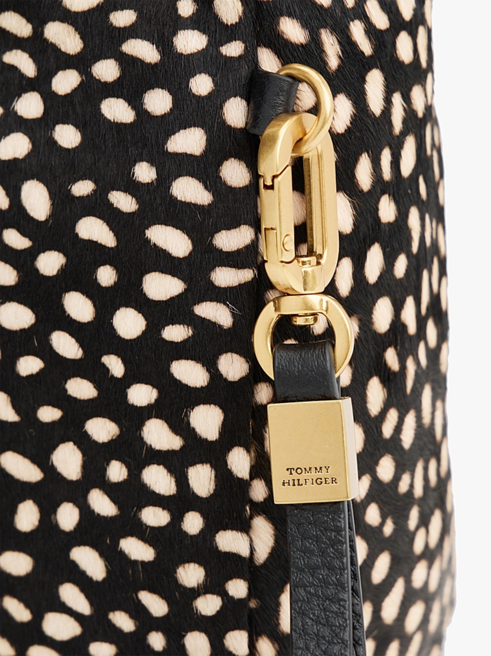 detail Tommy Hilfiger dámska chlpatá čierna kabelka