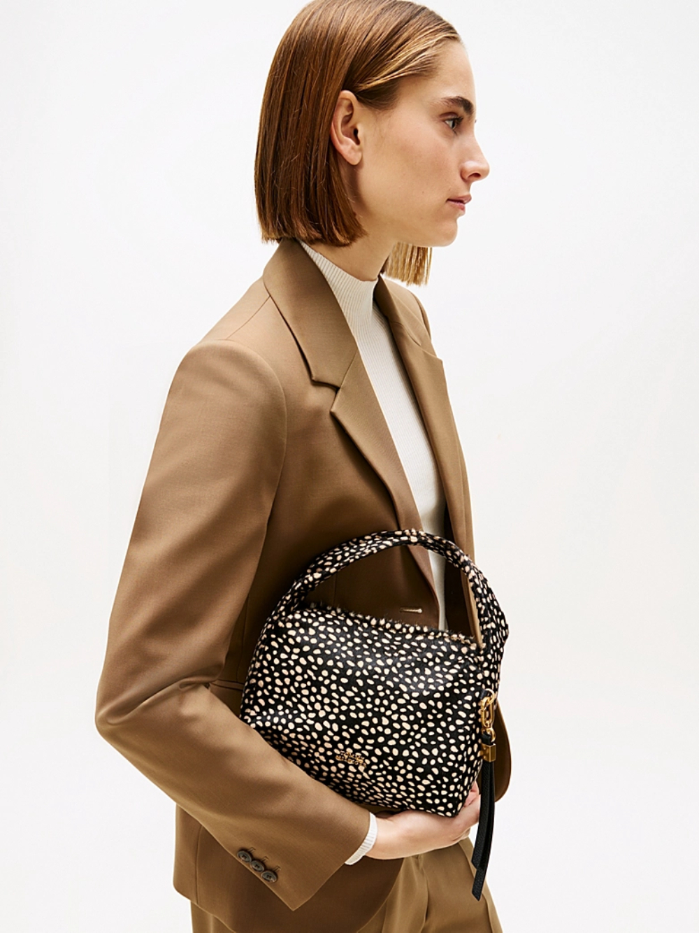 detail Tommy Hilfiger dámska chlpatá čierna kabelka