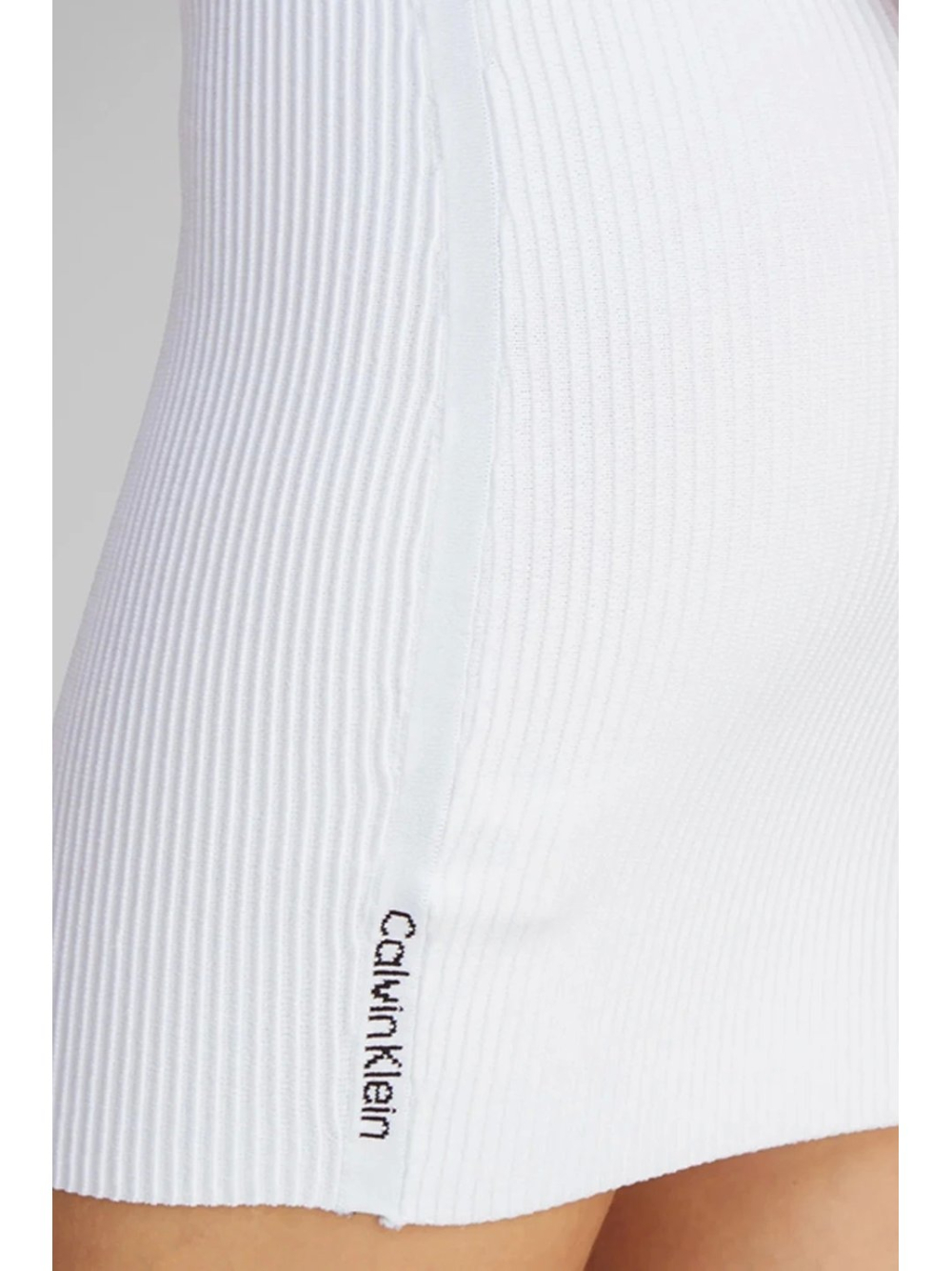 detail Calvin Klein dámske biele šaty