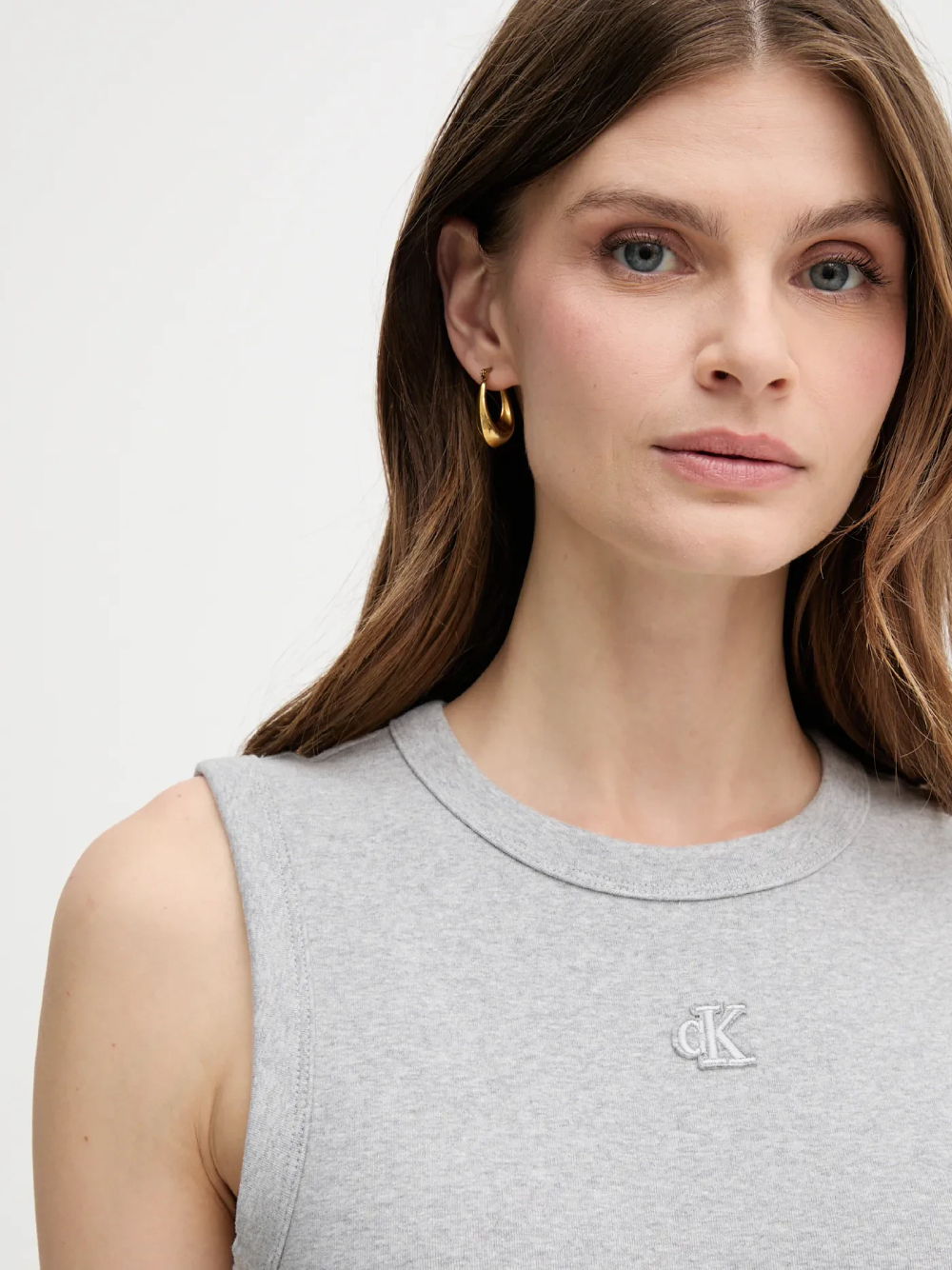 detail Calvin Klein dámske šedé šaty