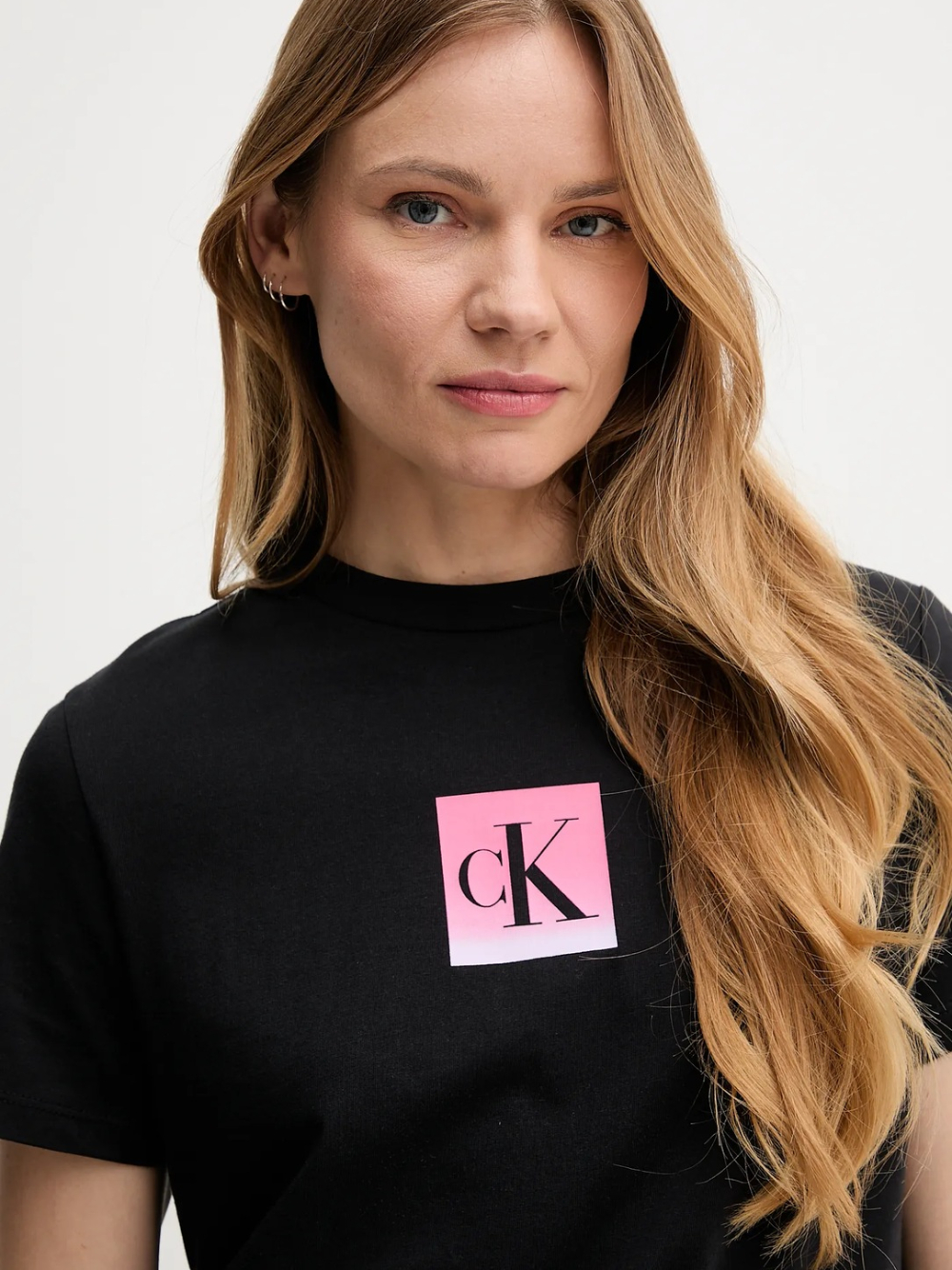 detail Calvin Klein dámske čierne tričko