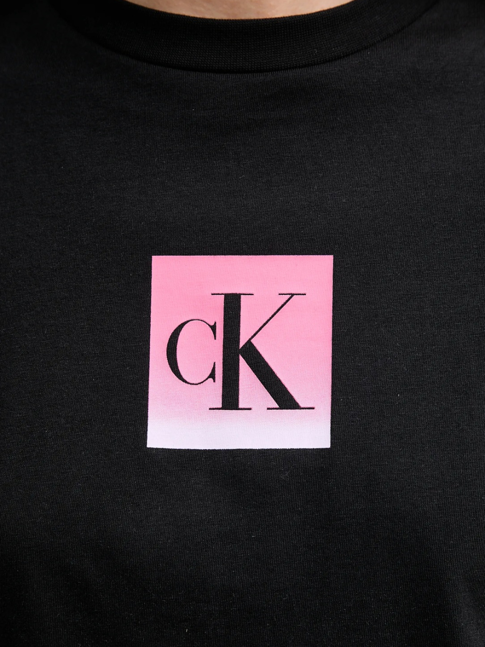 detail Calvin Klein dámske čierne tričko