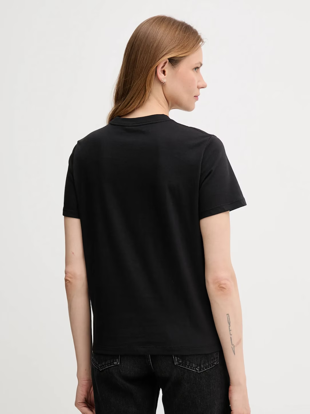 detail Calvin Klein dámske čierne tričko