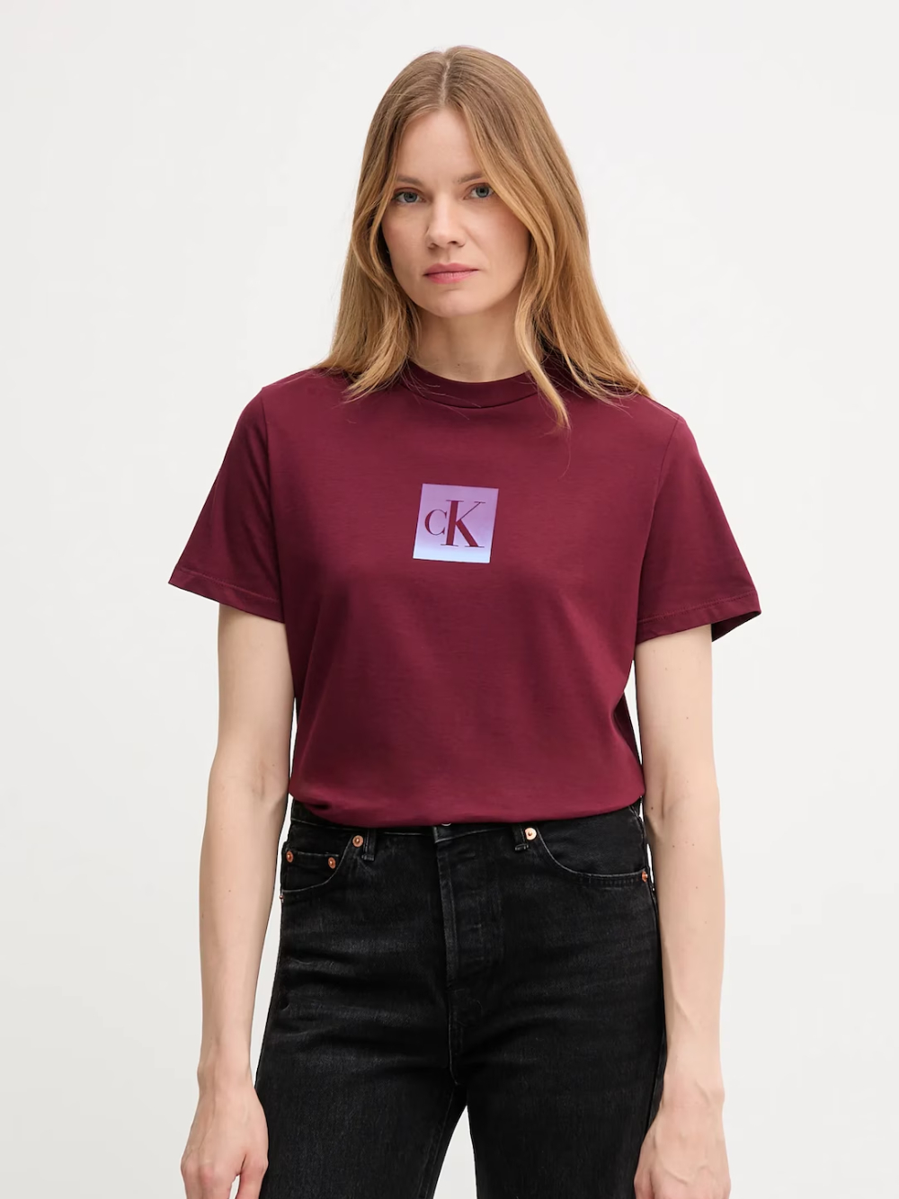 detail Calvin Klein dámske vínové tričko