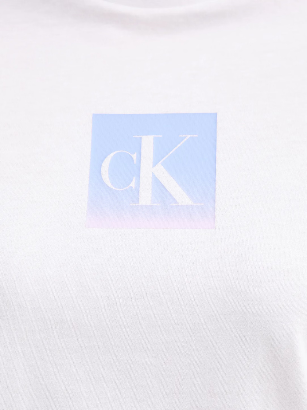 detail Calvin Klein dámske biele tričko