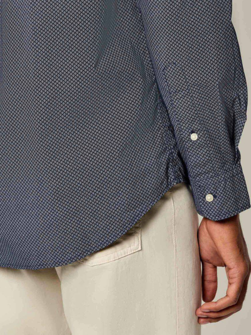 detail Tommy Hilfiger pánska tmavo modrá košeľa