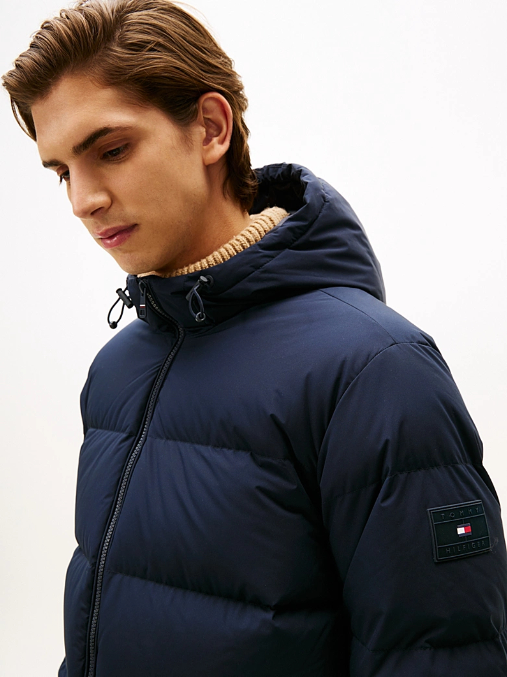 detail Tommy Hilfiger pánska tmavo modrá páperová bunda 