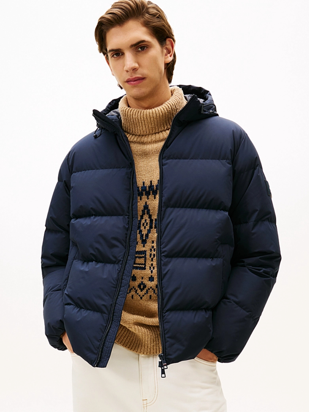 detail Tommy Hilfiger pánska tmavo modrá páperová bunda 
