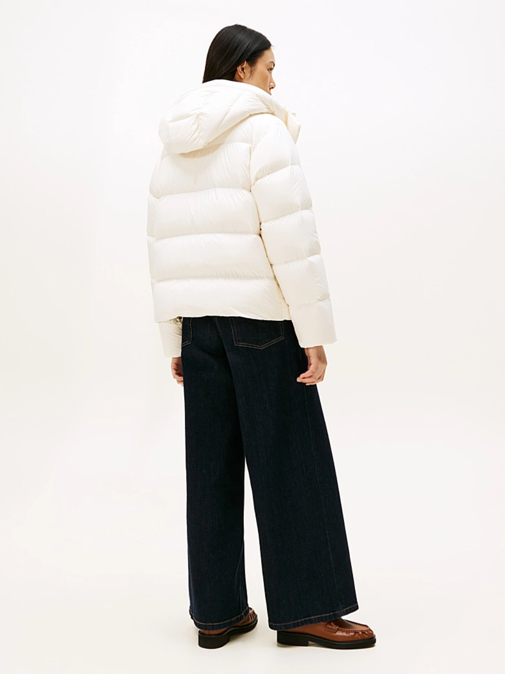 detail Tommy Hilfiger dámska krémová páperová bunda 