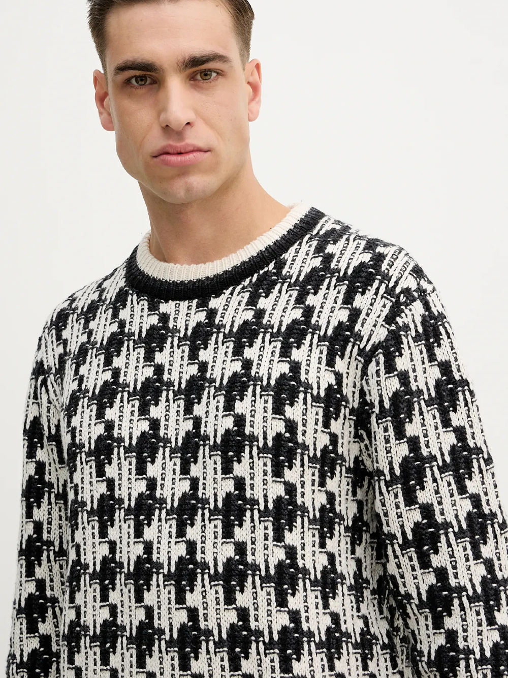 detail Tommy Hilfiger pánsky bielo čierny sveter
