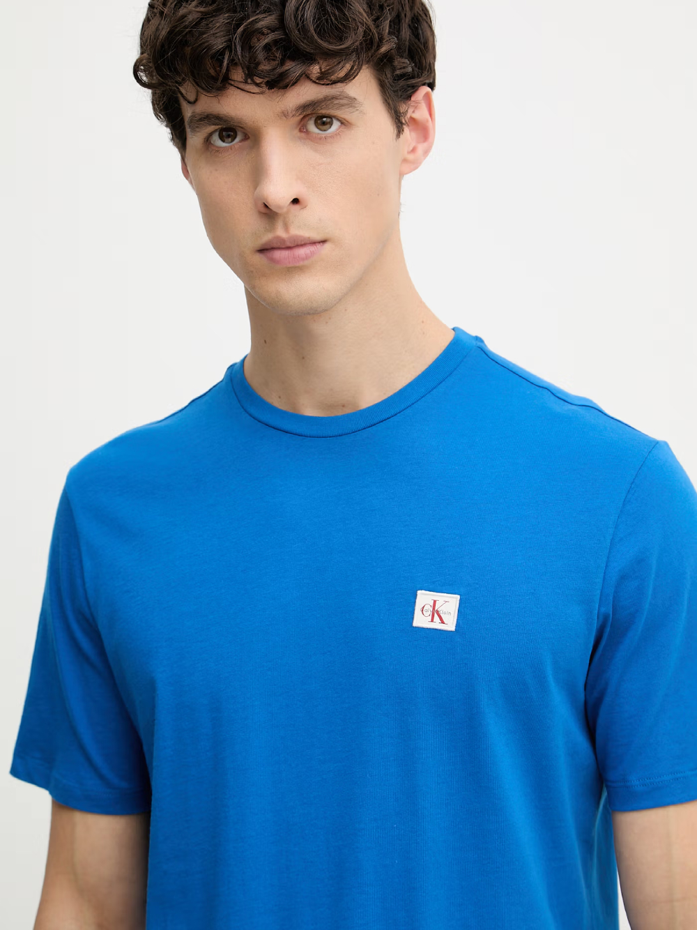 detail Calvin Klein pánske modré tričko