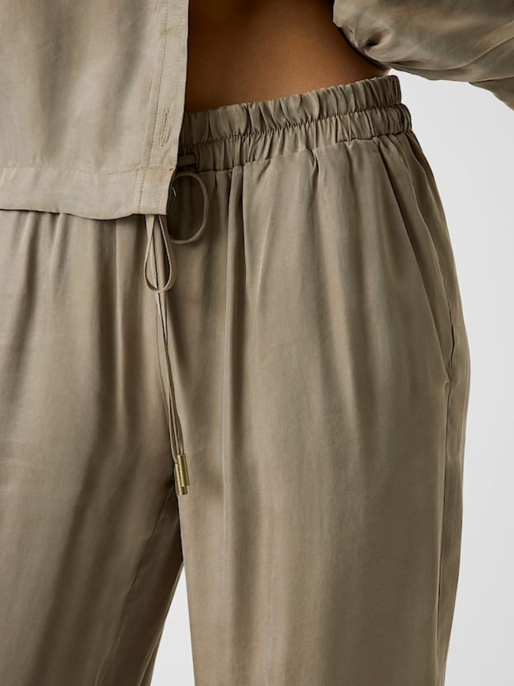detail Guess dámske khaki nohavice