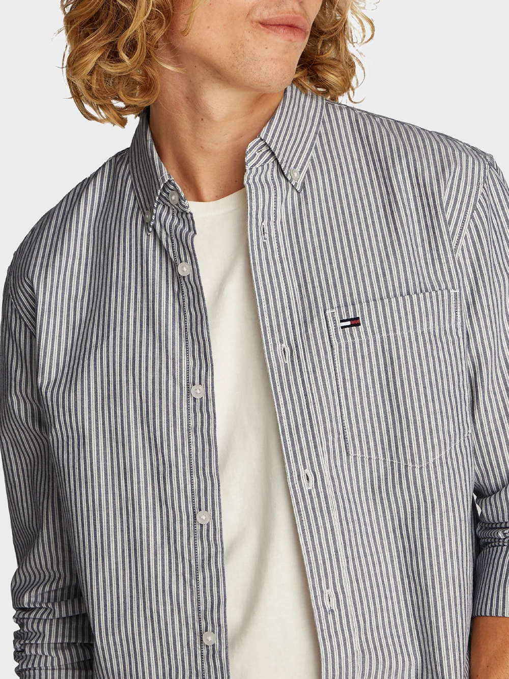 detail Tommy Jeans pánska pruhovaná košeľa