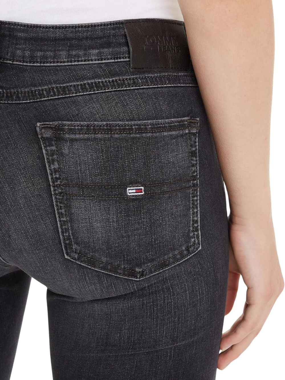 detail Tommy Jeans dámske čierne džínsy