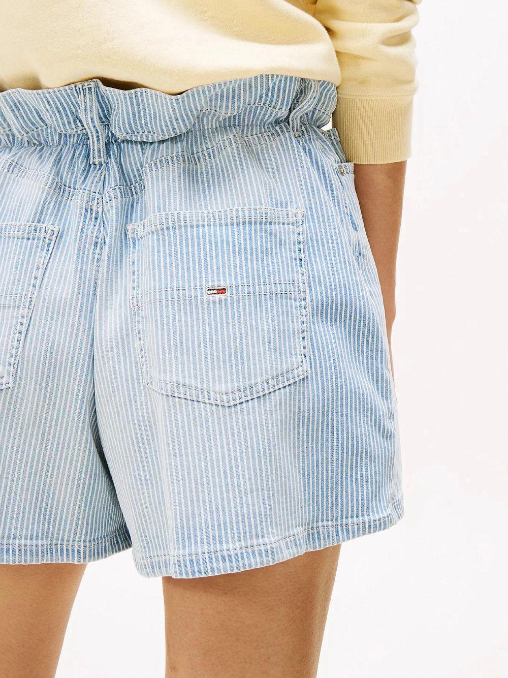 detail Tommy Jeans dámske modré pruhované džínsové šortky