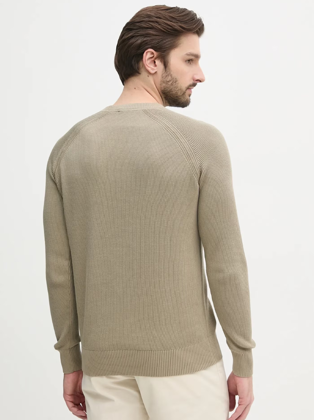 detail Calvin Klein pánsky khaki sveter