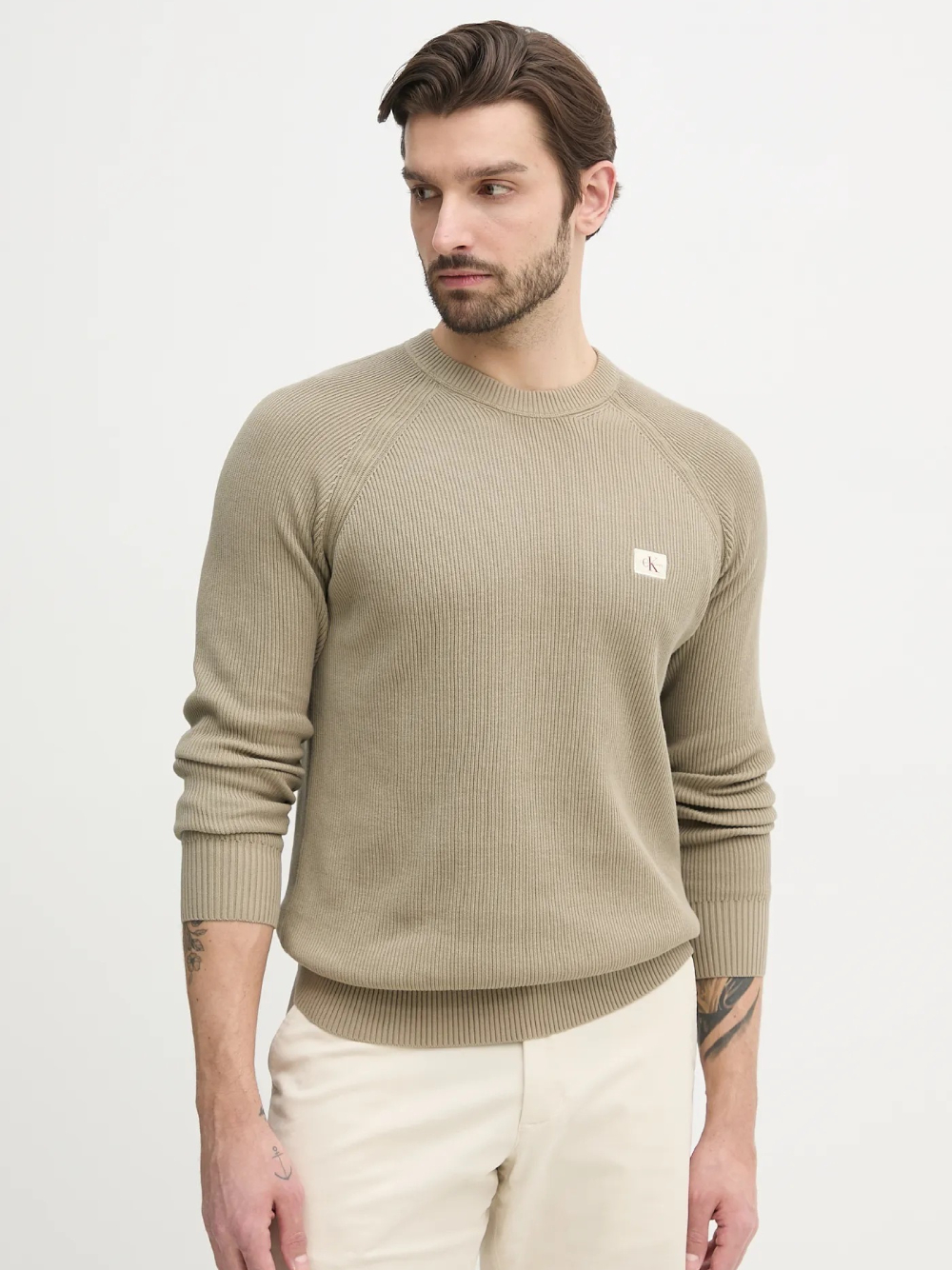 detail Calvin Klein pánsky khaki sveter