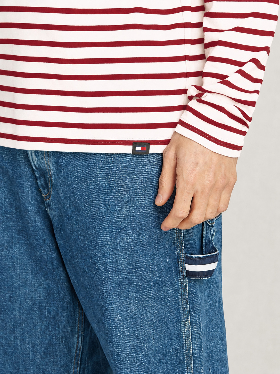 detail Tommy Jeans pánske červenobiele tričko