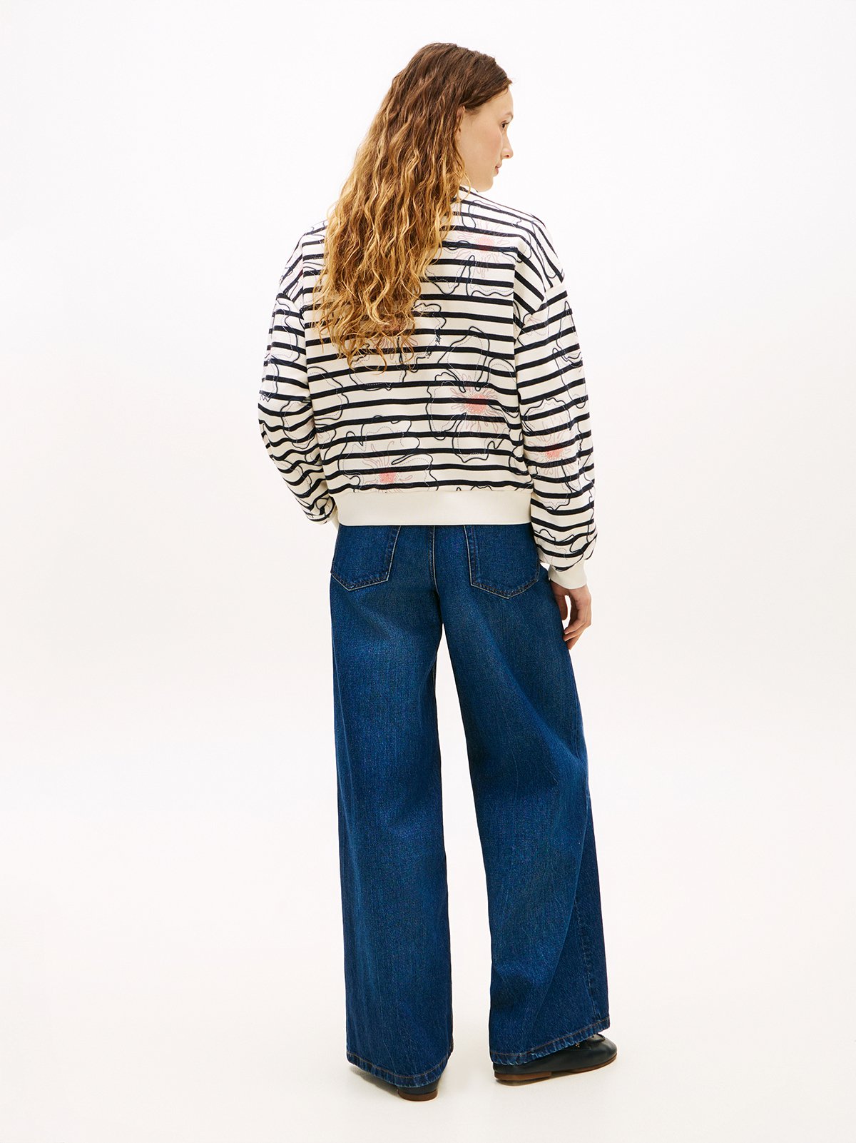 detail Tommy Hilfiger dámska krémová mikina