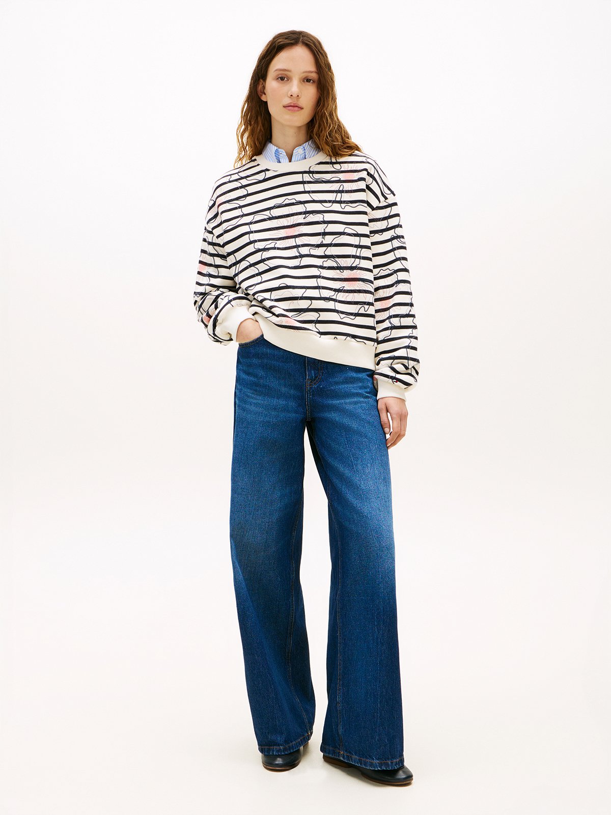 detail Tommy Hilfiger dámska krémová mikina