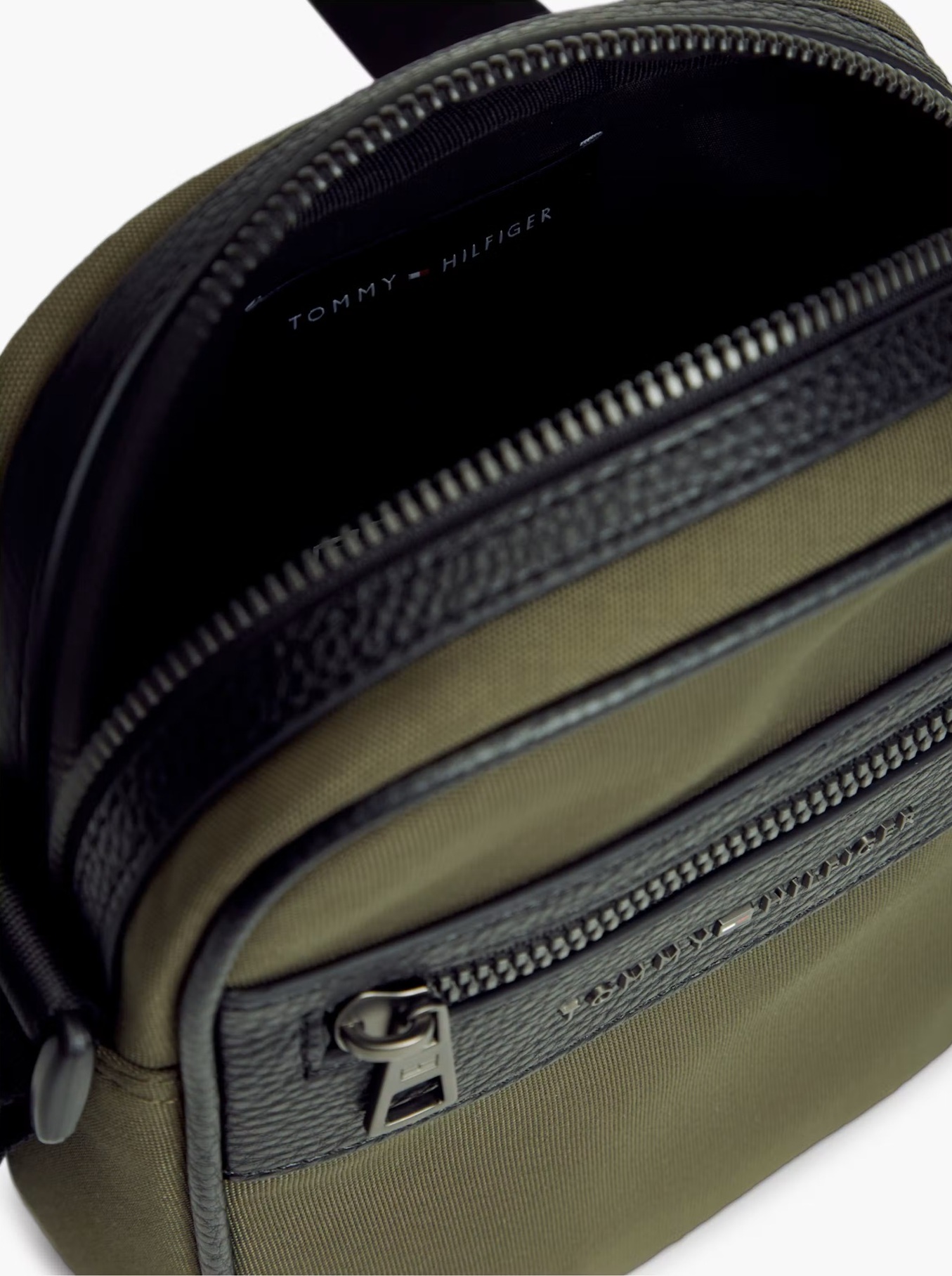 detail Tommy Hilfiger pánska zelená taška cez rameno