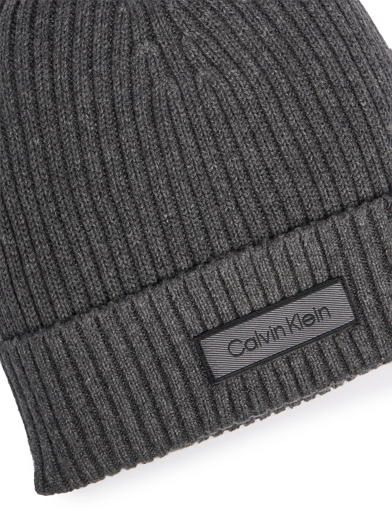 detail Calvin Klein pánska tmavo šedá čiapka