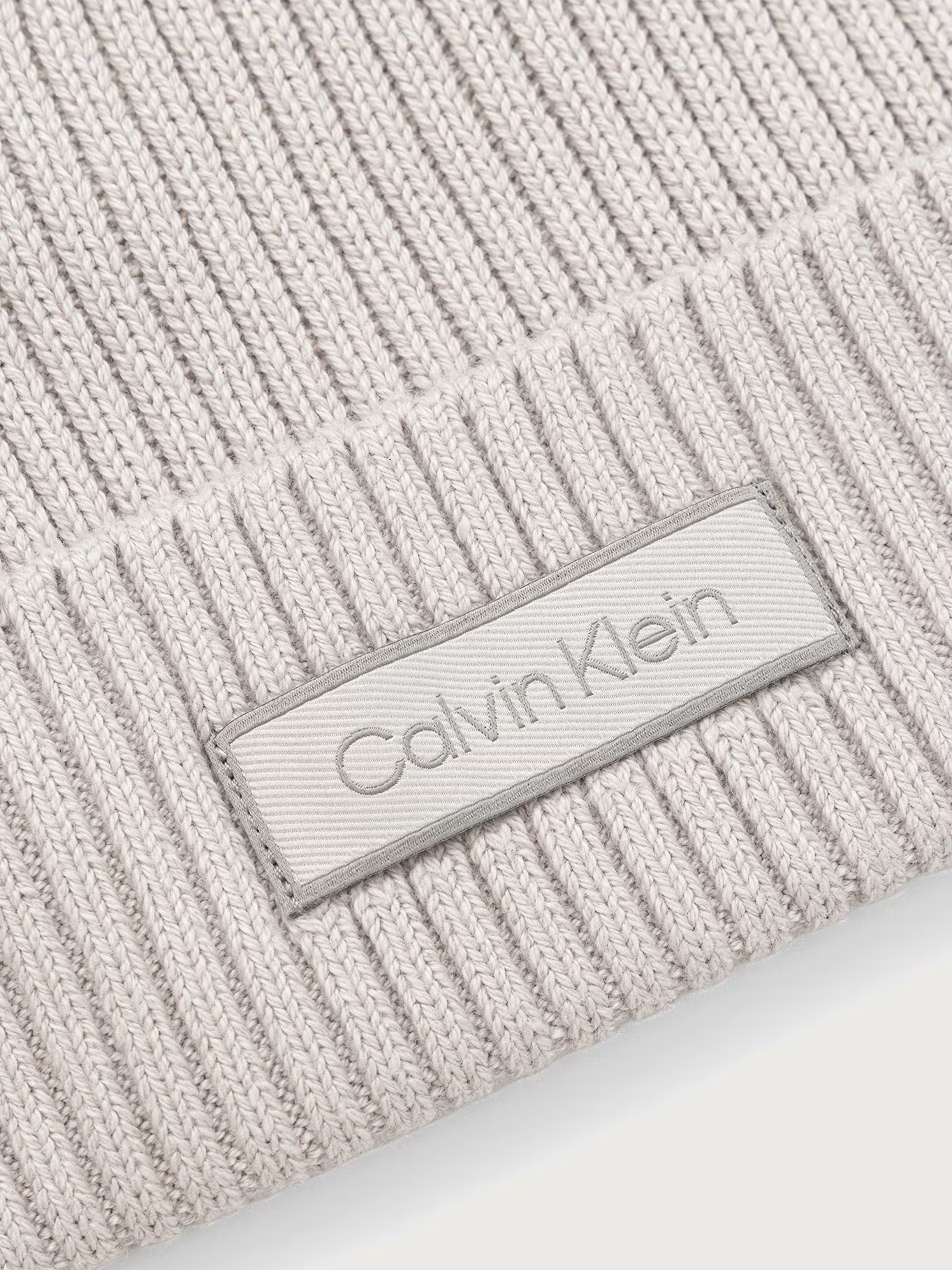 detail Calvin Klein pánska svetlo šedá čiapka
