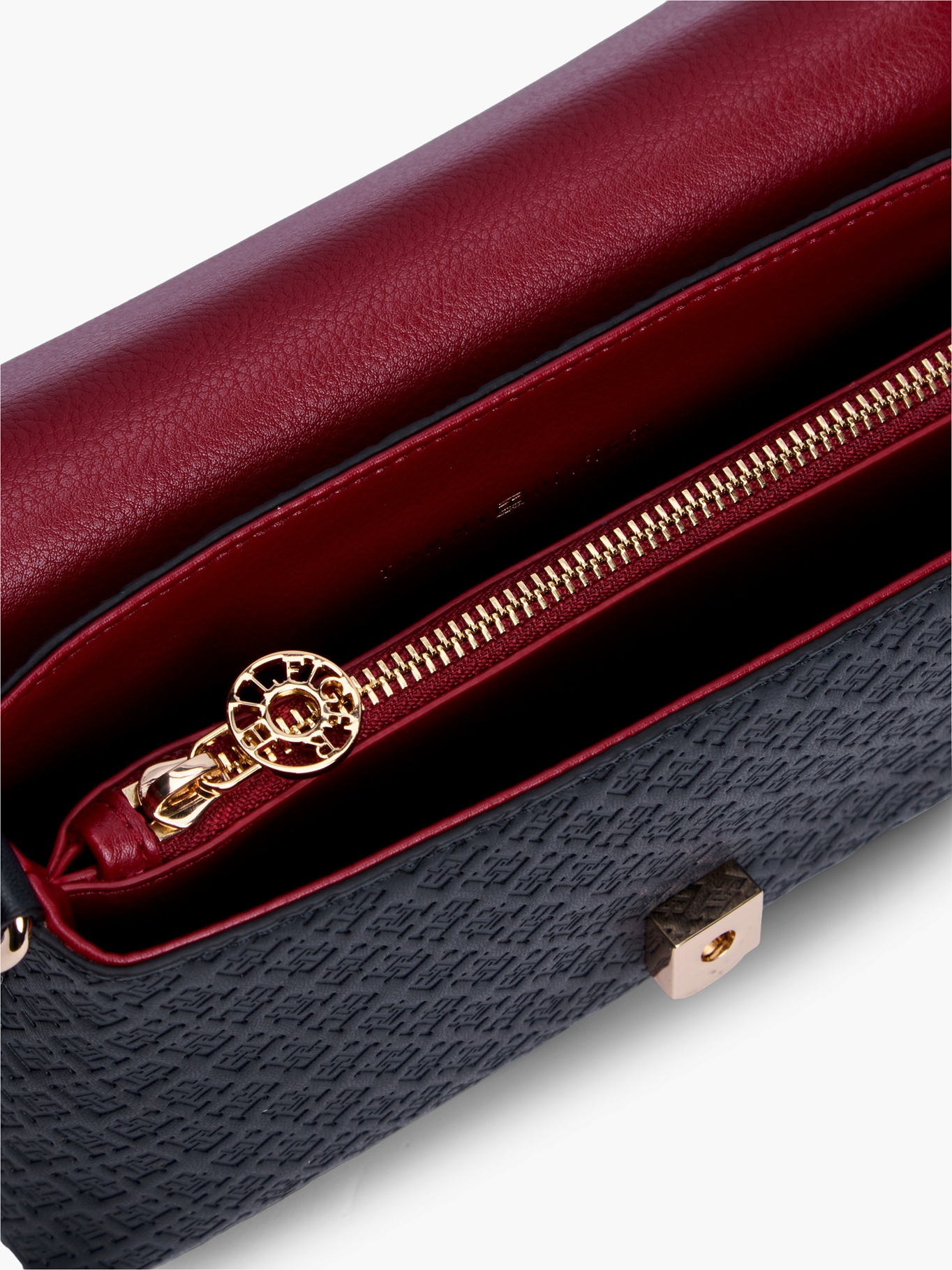 detail Tommy Hilfiger dámska tmavo modrá kabelka