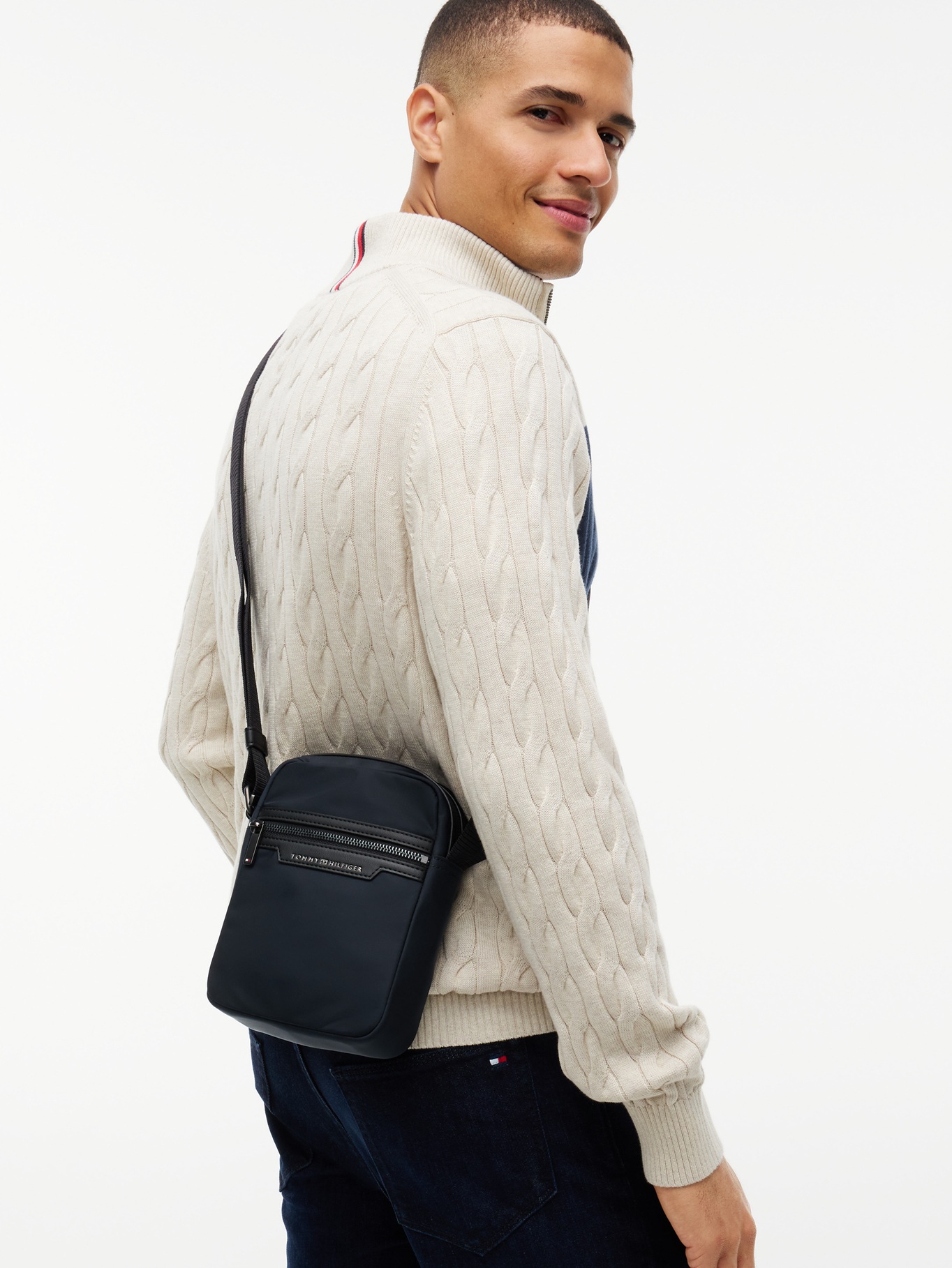 detail Tommy Hilfiger pánska tmavo modrá taška cez rameno