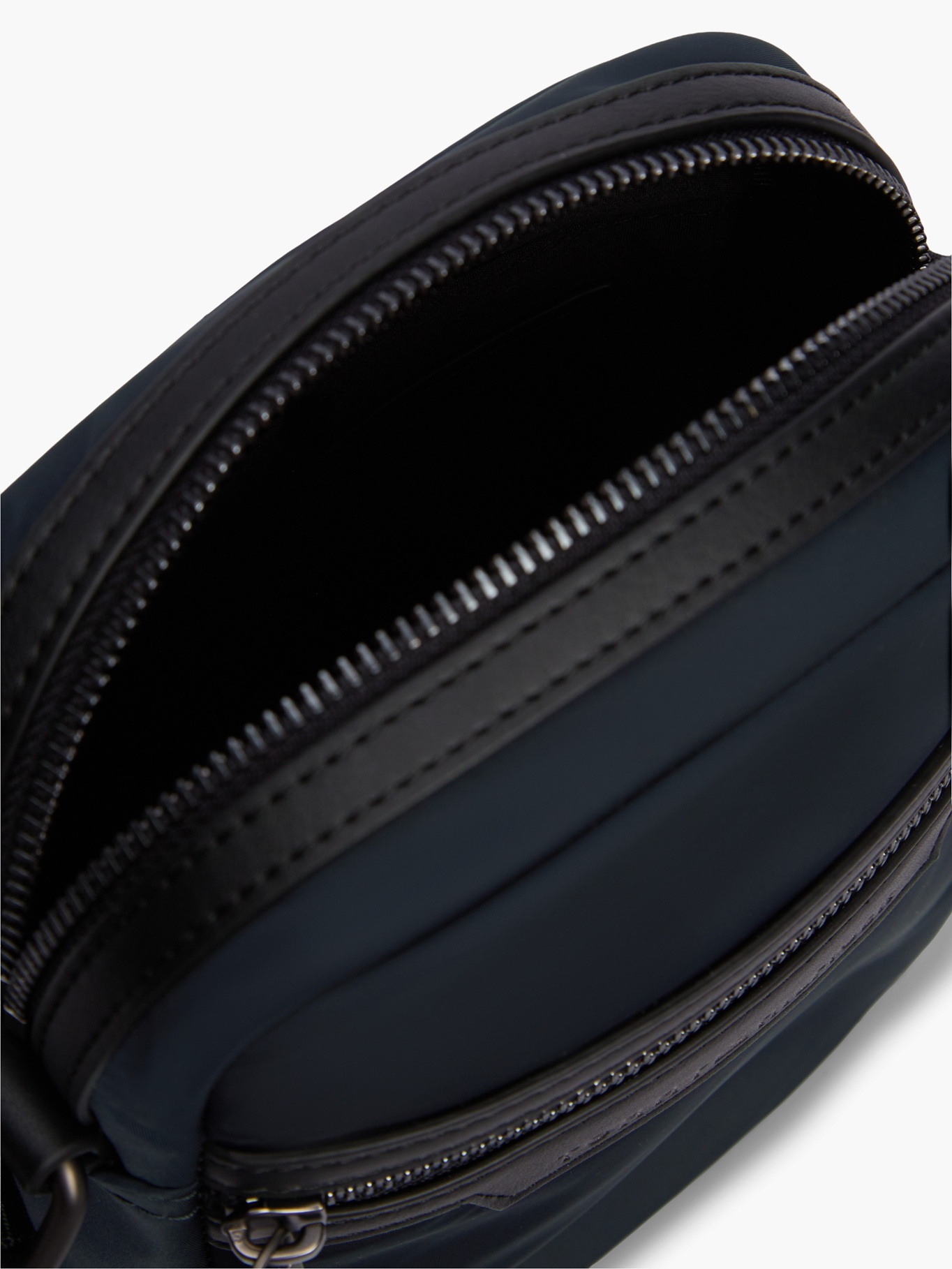 detail Tommy Hilfiger pánska tmavo modrá taška cez rameno