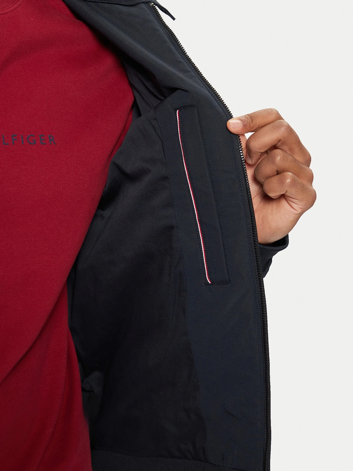 detail Tommy Hilfiger pánska tmavo modrá bunda