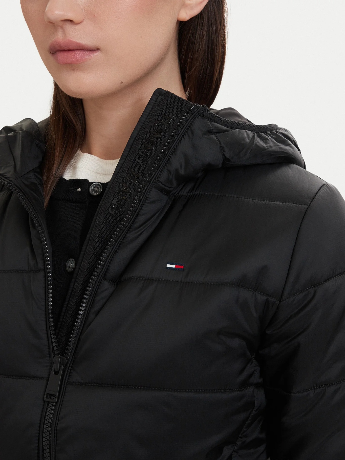 detail Tommy Jeans dámska čierna bunda